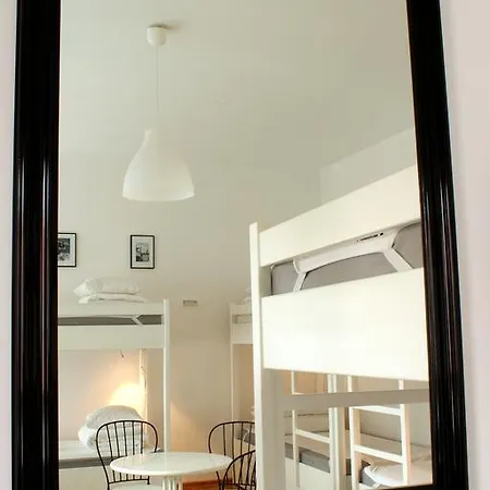 אכסניה Sisters