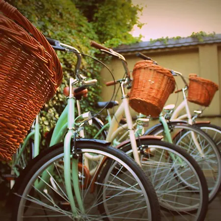 אכסניה Sisters